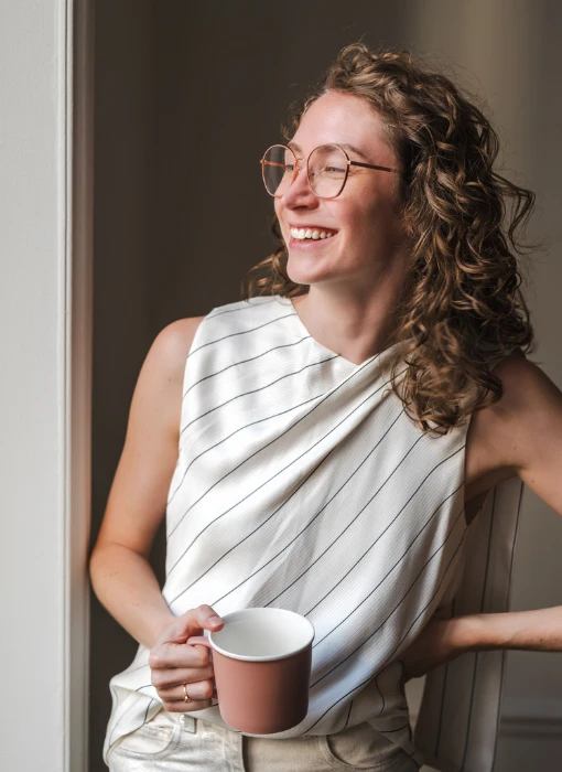 Ylanaé souriante, cheveux bouclés et tasse en main : découvre sa lettre privée pleine de confidences et d'inspirations.